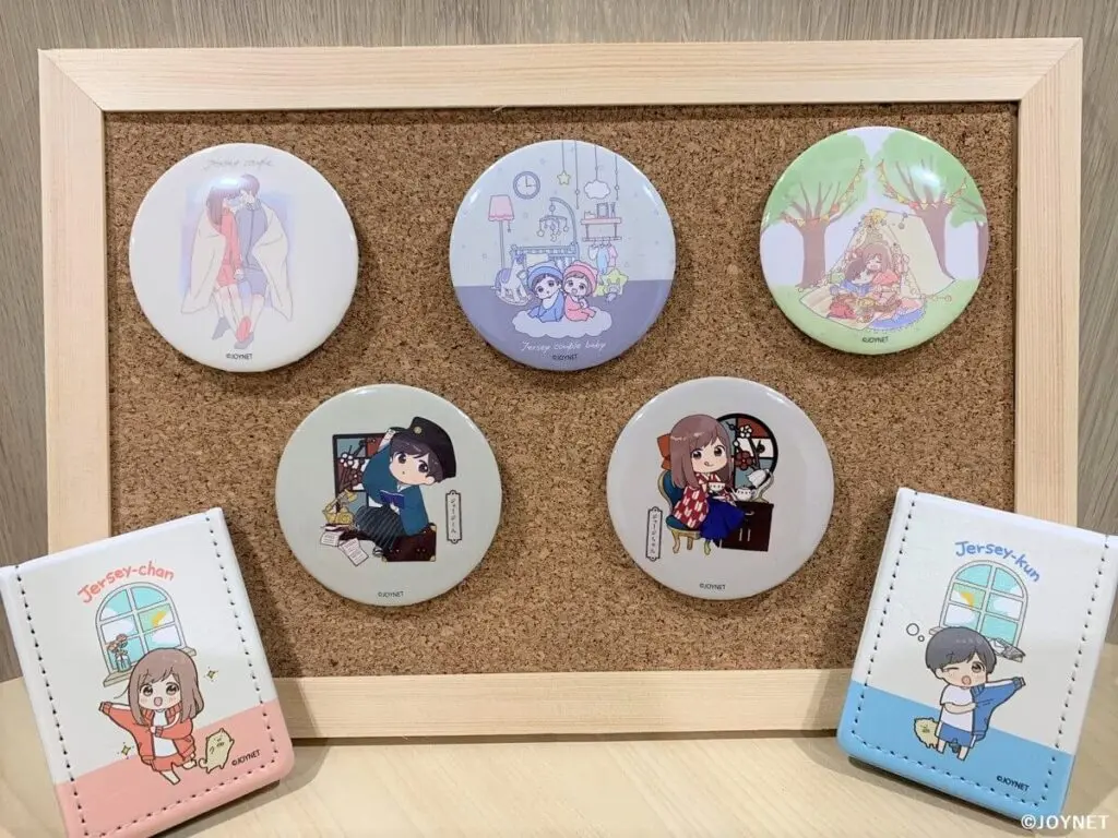 ジャージカップル」をはじめ、ぽむ先生のキャラクターたちがグッズ化 