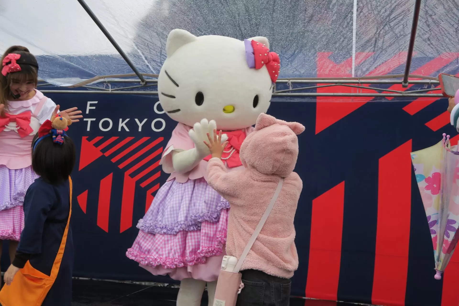 ハローキティが味の素スタジアムイベントブースに登場！「ふくむすび