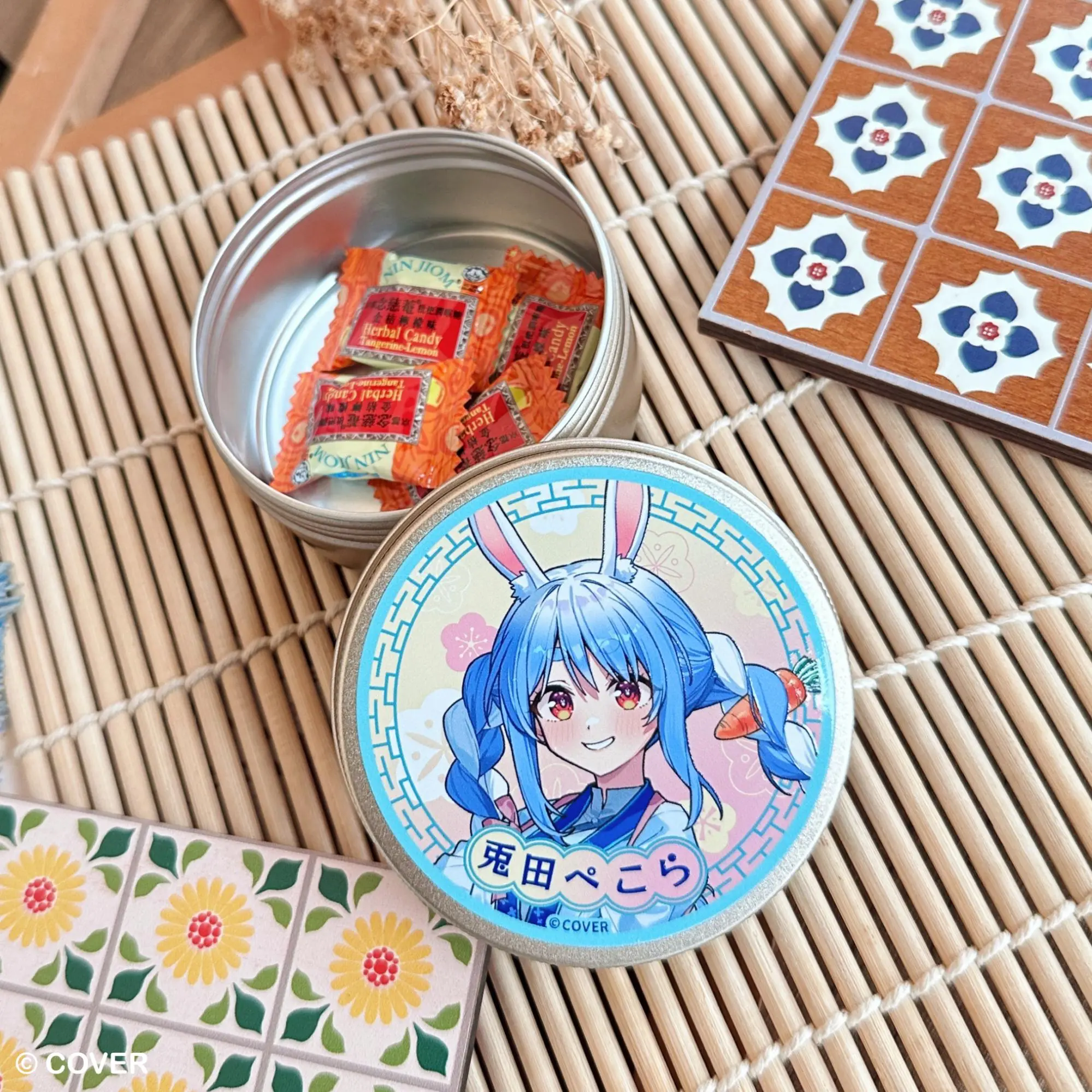 ホロライブ・兎田ぺこらと「京都念慈菴」のコラボグッズが販売中