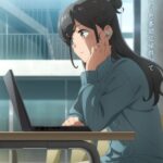 劇場アニメ『青春ブタ野郎はディアフレンドの夢を見ない』メモリアルビジュアル第12弾が公開！　美東美織がノートPCの画面を見つめるビジュアルに