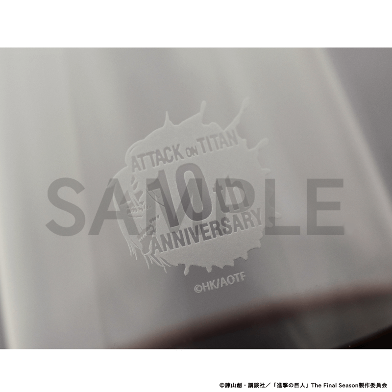 彫刻グラス「進撃の巨人」01/10周年ロゴデザイン