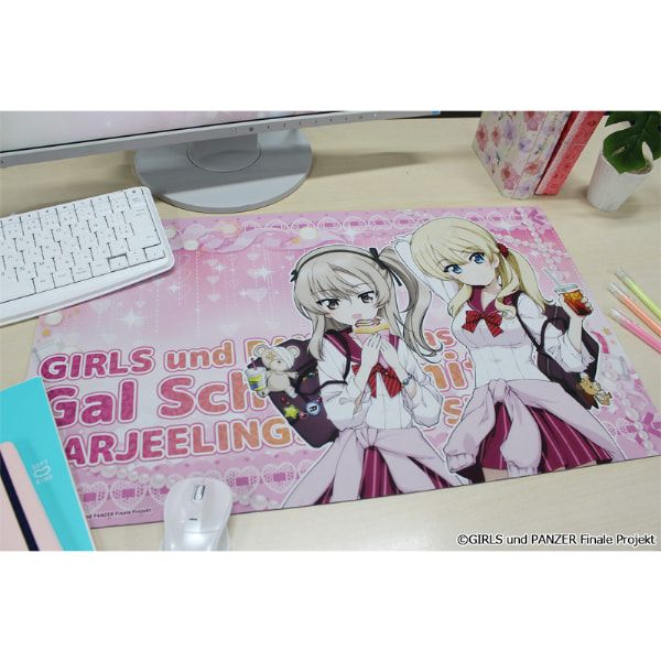 ガールズ＆パンツァー 最終章 描き下ろし デスクマット【ダージリン＆島田愛里寿】ギャル制服ver.