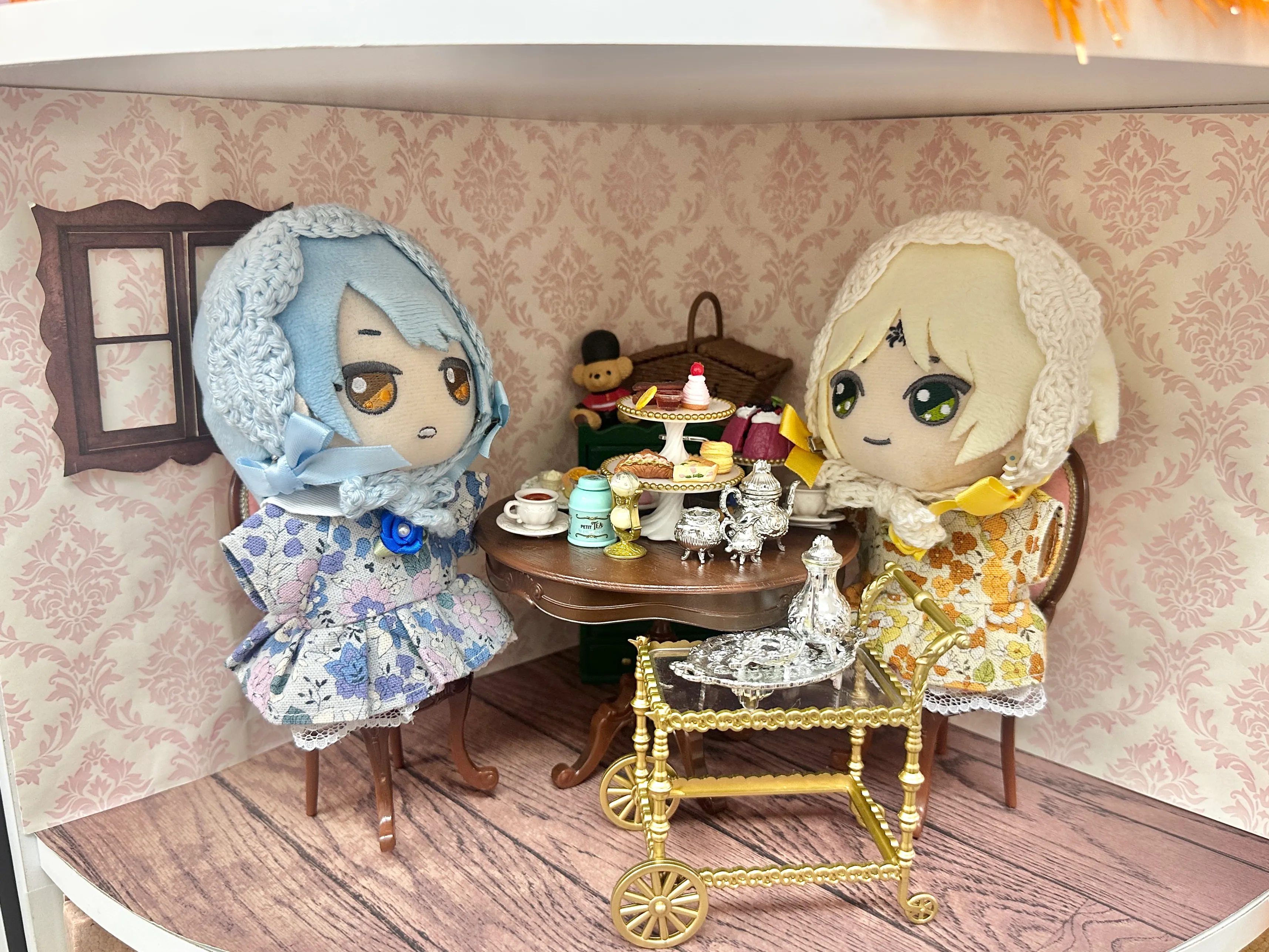 ぬい服を着てお茶会をするぬいぐるみ2体