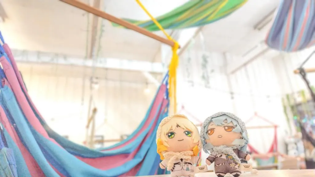 ハンモックに乗っているぬいぐるみ2体