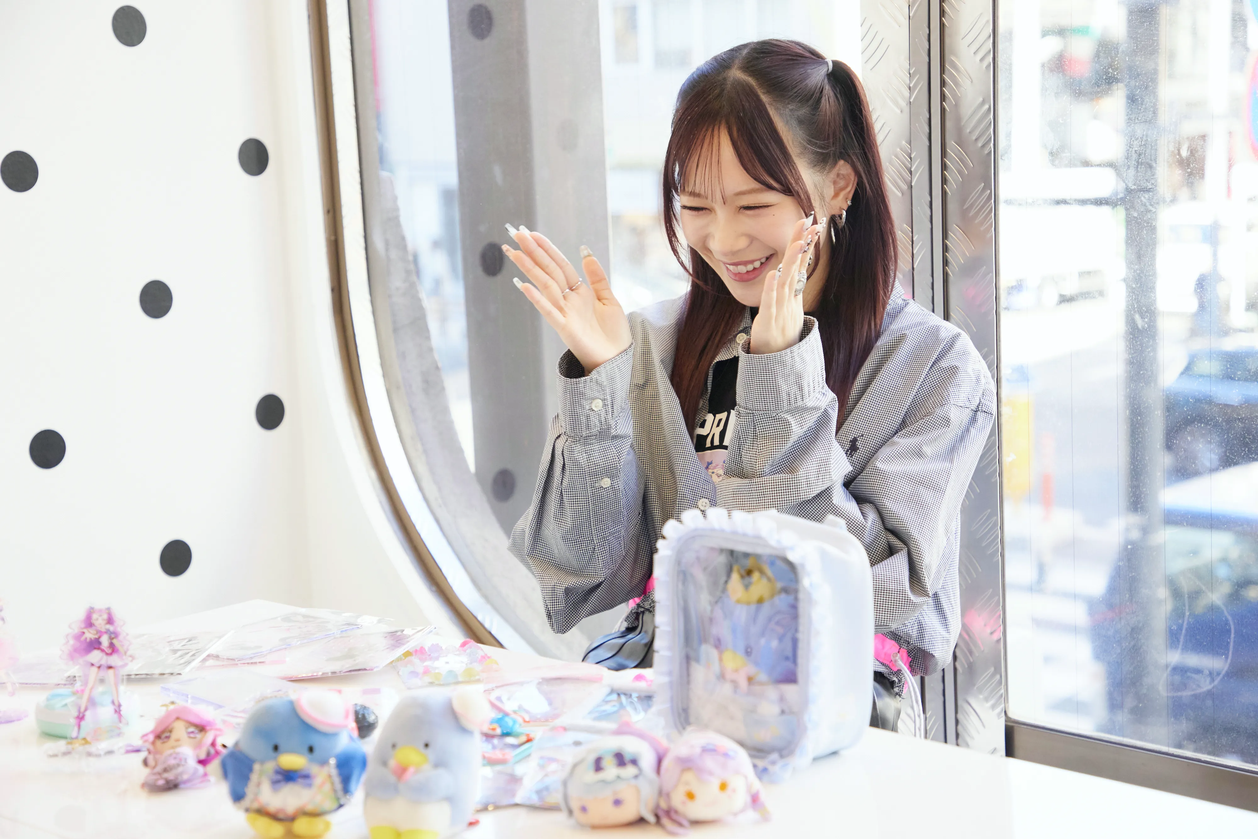 笑顔でインタビューに答える里吉さん