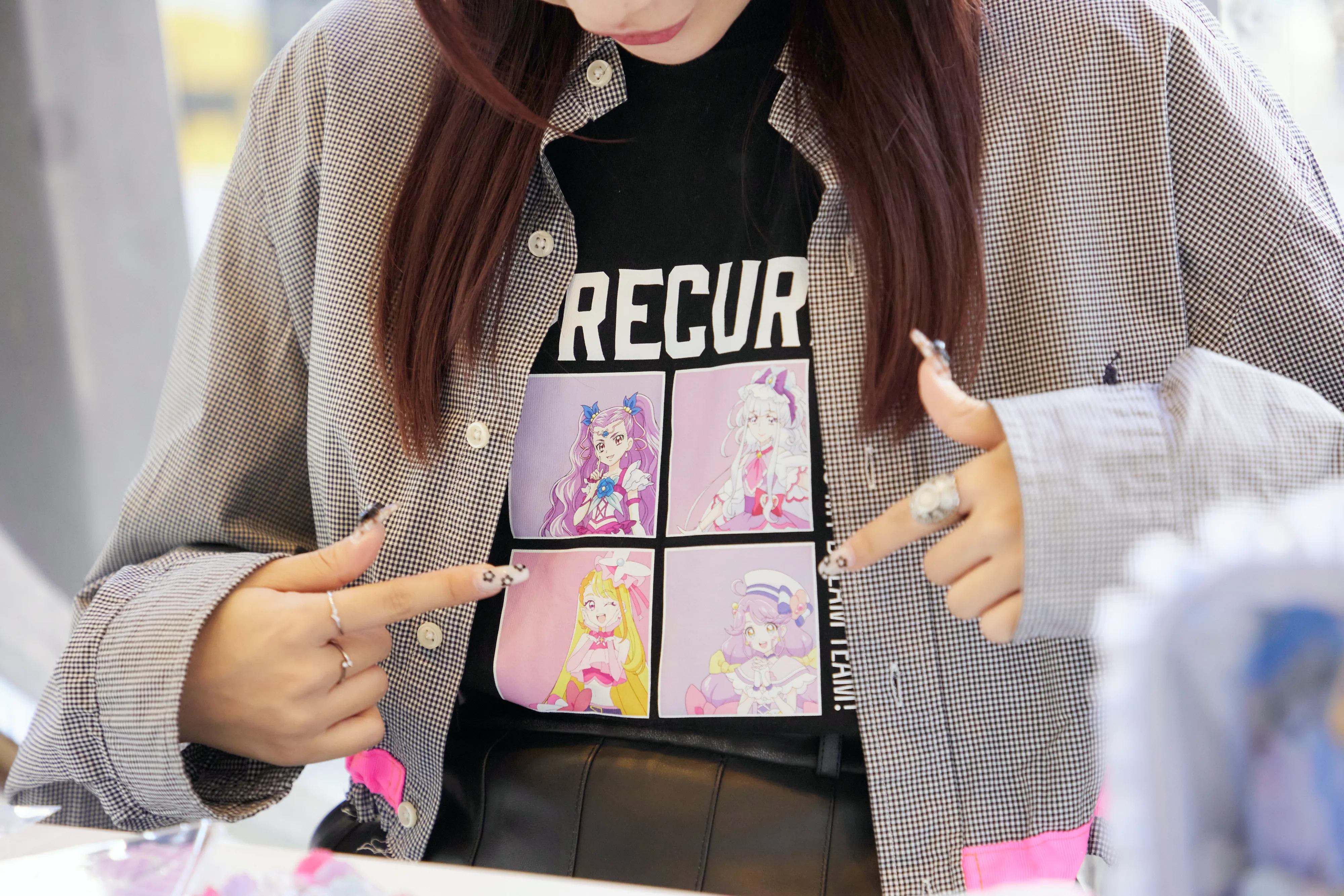 プリキュアの自作Tシャツを紹介する里吉さん